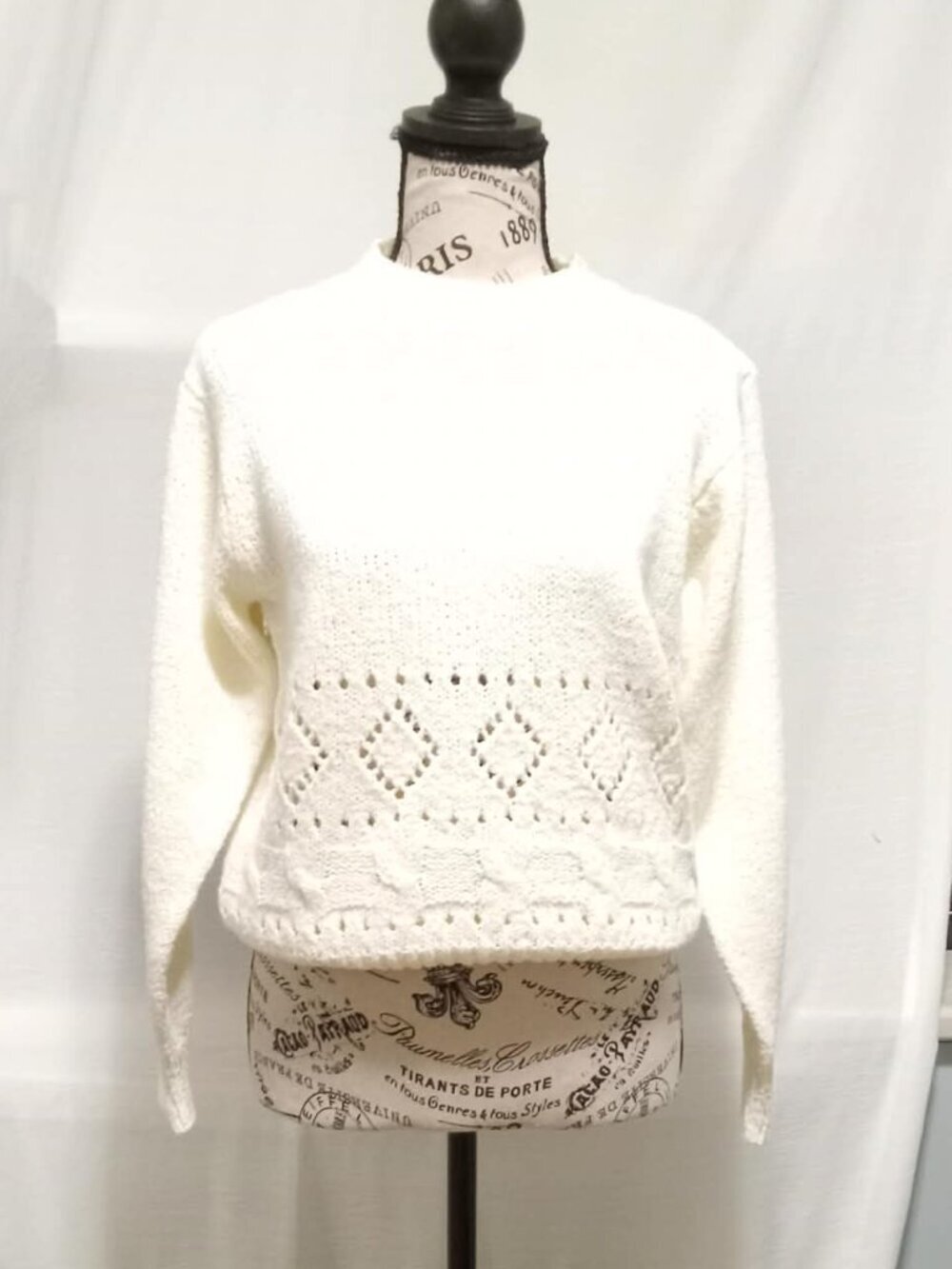 Pretty egg-white Crystal sportswear sweater size Medium